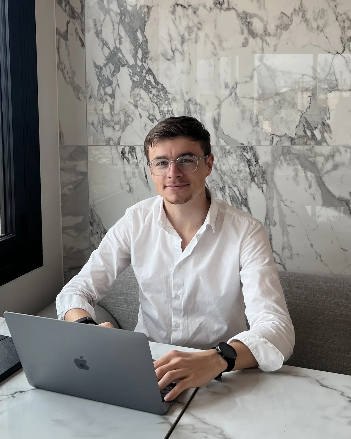 Florian Mouchel, diététicien nutritionniste du sport, à son bureau devant un ordinateur portable