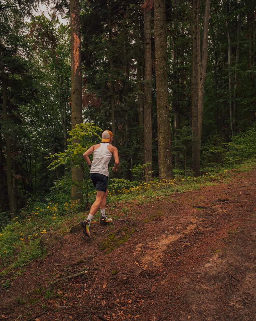 Sportif assis, tête baissée, à bout d'énergie