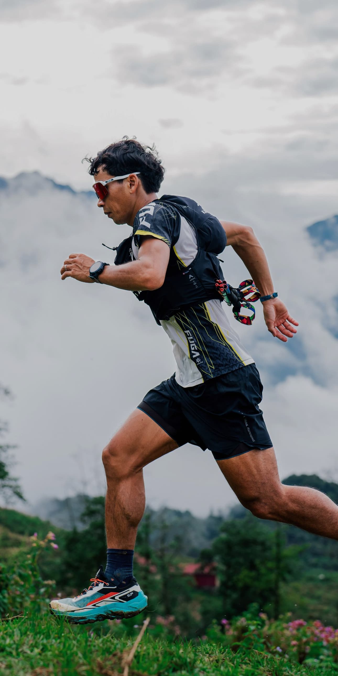 Coureur de dos sur un sentier, en montée
